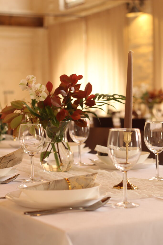 Dekoracija stola za proslavu u štaglju Kuzmanovi dvora