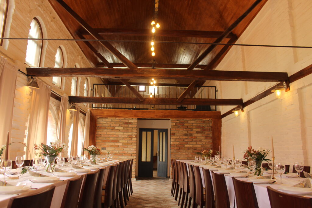 Sala za proslave s galerijom u rustikalnom stilu  u Kuzmanovi dvorima u Štitaru