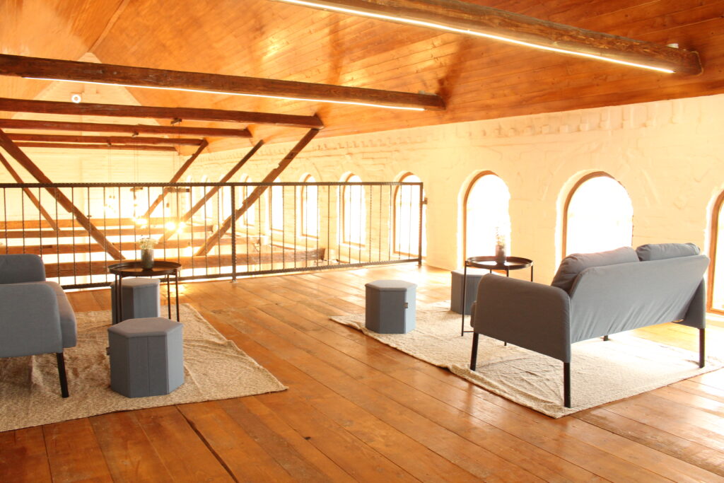 Galerija kao dodatni prostor u stogodišnjem štaglju Kuzmanovi dvora 